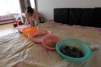 都兰楼上漏水，住户失联，小区没物管，业主维权难！律师来支招……